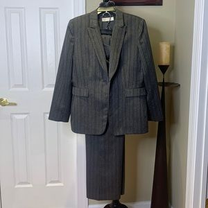 EUC Tahari 2 Pc Heather Grey Pinstripe Pant Suit, 16